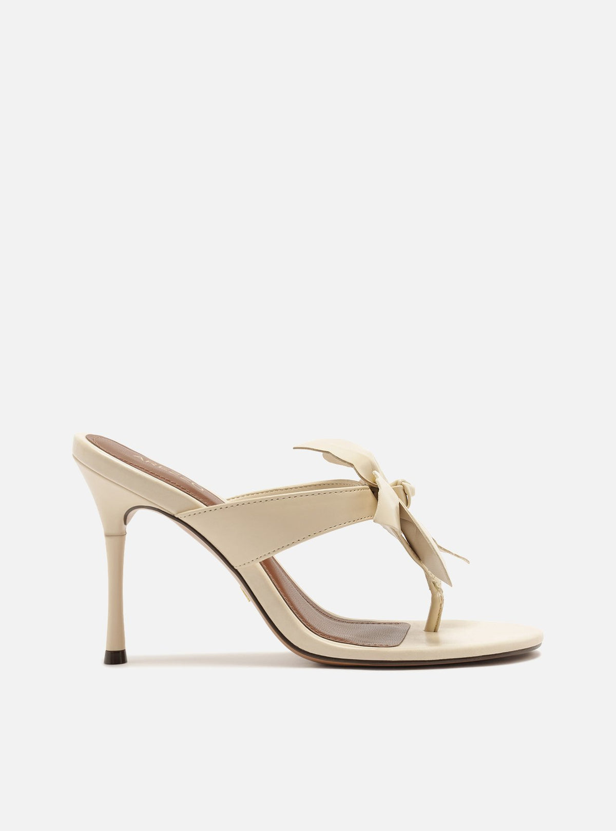 Tamango Off White Cuero Tacón Fino Flor - ARZ